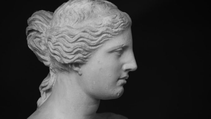 Marmorhovedet af Venus fra Milo i profil mod sort baggrund