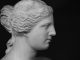 Marmorhovedet af Venus fra Milo i profil mod sort baggrund