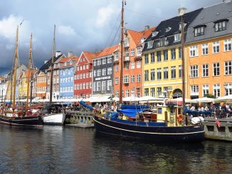 Nyhavns farvede husrækker og gamle træskibe i København